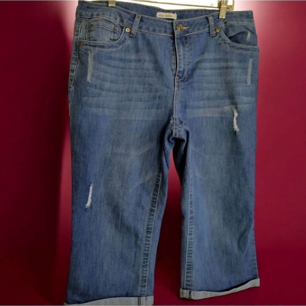 INDIGO THREAD CROP JEANS SIZE 14 Distressed